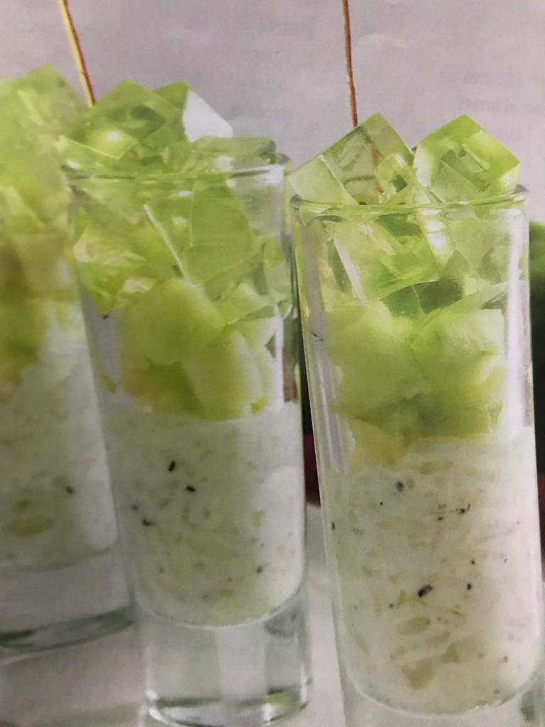 Chupitos de arroz con cubitos de manzana verde